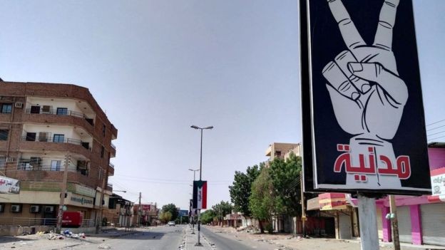 أحد الشوارع السودانية أولى أيام العصيان 