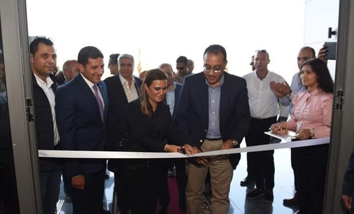 مدبولي ونصر أثناء افتتاح مركز خدمات المستثمرين بالمنيا