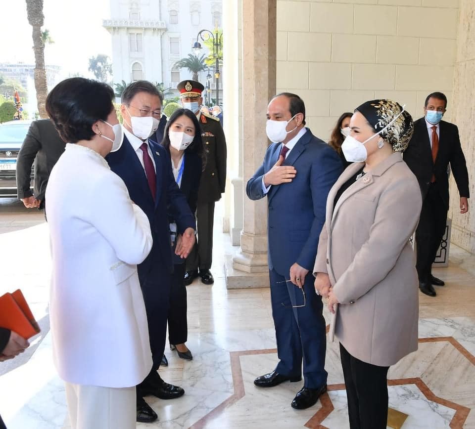 السيسي يستقبل رئيس كوريا الجنوبية في أول زيارة له إلى مصر