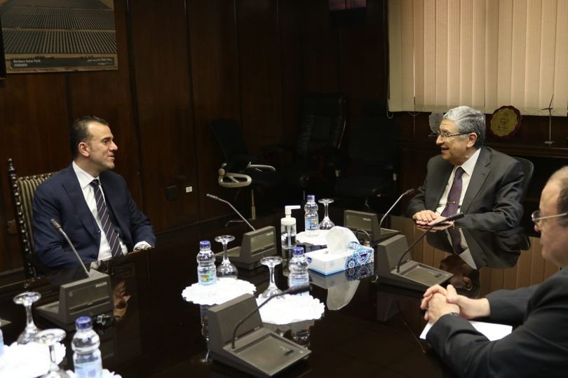 وزير الكهرباء المصري يبحث مع رئيس شركة إماراتية زيادة الإستثمار
