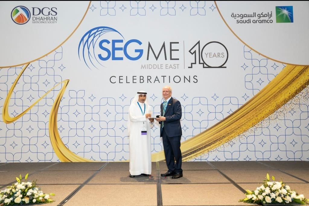 Prof. Ahmed Ali Murad received the award from Kenneth Tobman