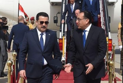 بمراسم رسمية.. مدبولي يستقبل رئيس الوزراء العراقي بمطار القاهرة