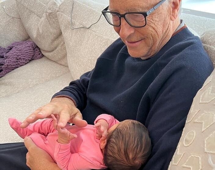 بيل جيتس مع حفيده