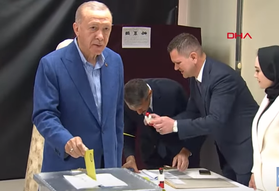 أردوغان يدلي بصوته