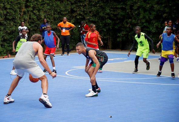 مبابي يلعب السلة