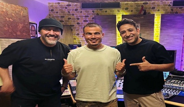 عمرو دياب يتوسط تامر حسين وعمرو مصطفى