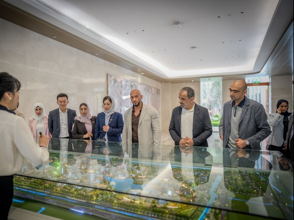 Abdulla Al Hamed visits Huawei