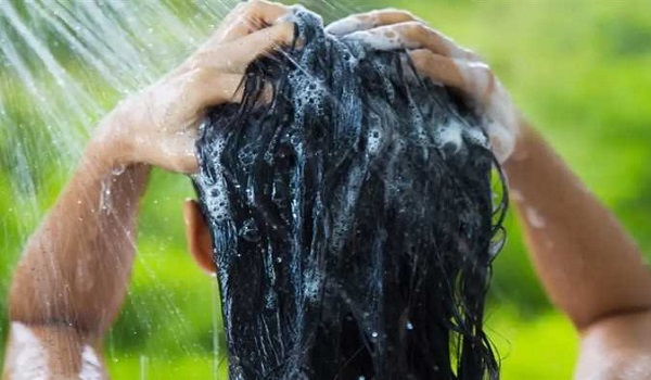 الإفراط في غسل الشعر يسبب جفاف فروة الرأس وتقصفه