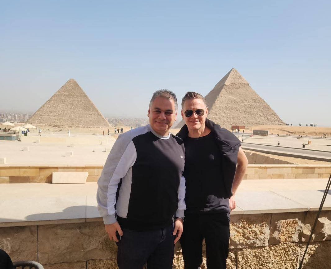 زيارة براين ادامز للاهرامات 