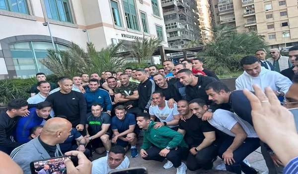 الرئيس الفرنسي يلتقط صورة مع عمال بأحد المطاعم في الإسكندرية