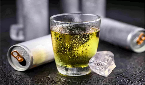 مشروب طاقة في كوب إزاز