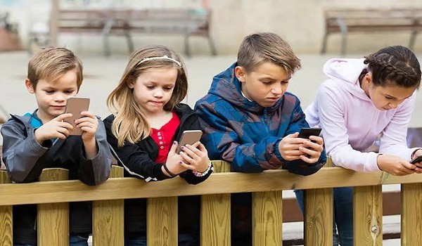 حظر منصات التواصل على الأطفال