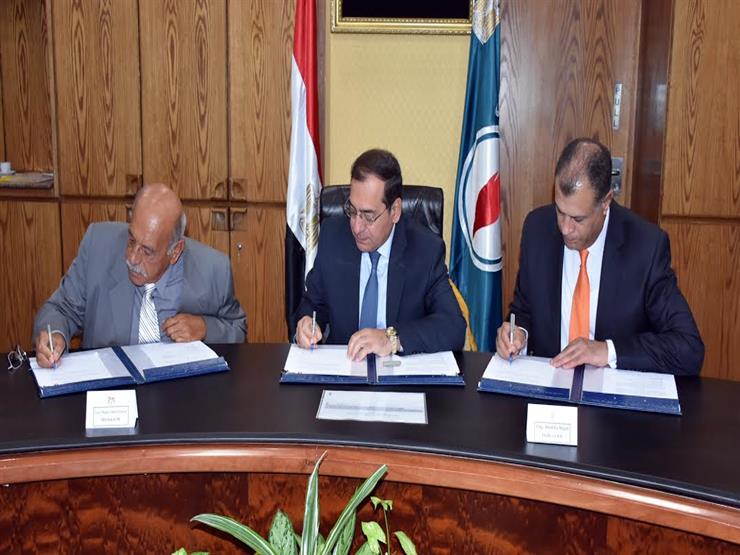 توقيع اتفاقية حفر 17 بئرا للغاز والبترول فى صحراء مصر الغربية 