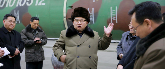 زعيم كوريا الشمالية مع قادة عسكريين