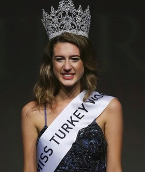 تجريد ملكة جمال تركيا من لقبها بسبب تغريدة