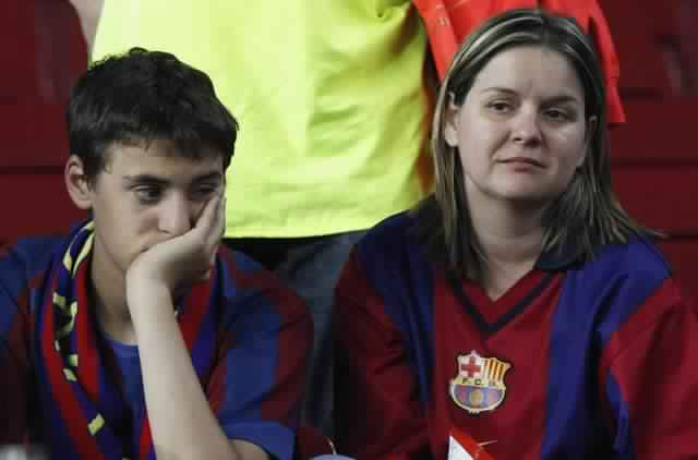 الحزن على وجوه مشجعي برشلونة