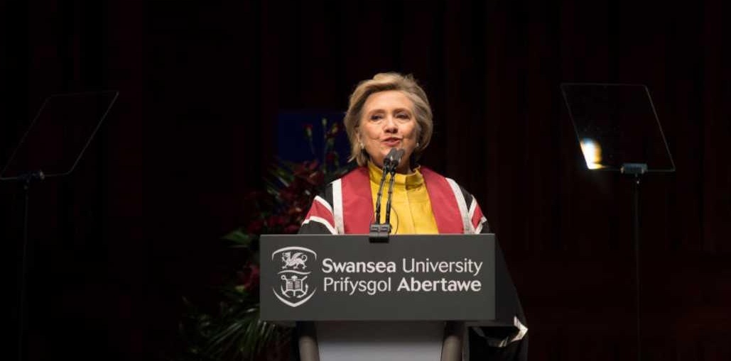  جامعة سوانزي منحت كلنتون الدكتوراة الفخرية