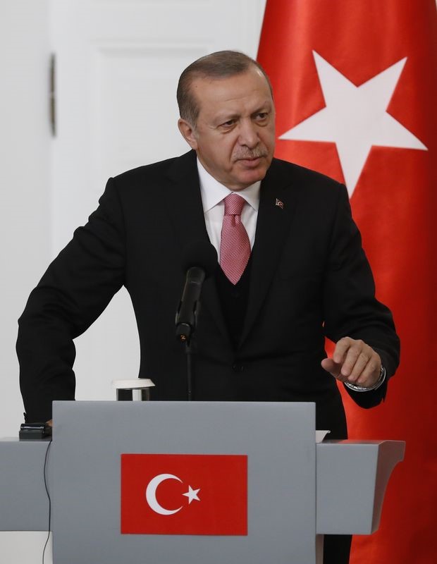 الرئيس التركي رجب طيب إردوغان في مؤتمر صحفي عقب اجتماعه مع نظيره البولندي في القصر الرئاسي في وارسو في بولندا