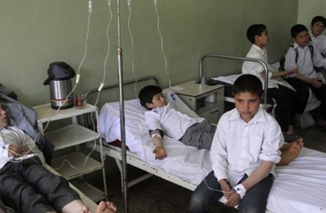 تلاميذ يتلقون العلاج بأحد المستشفيات