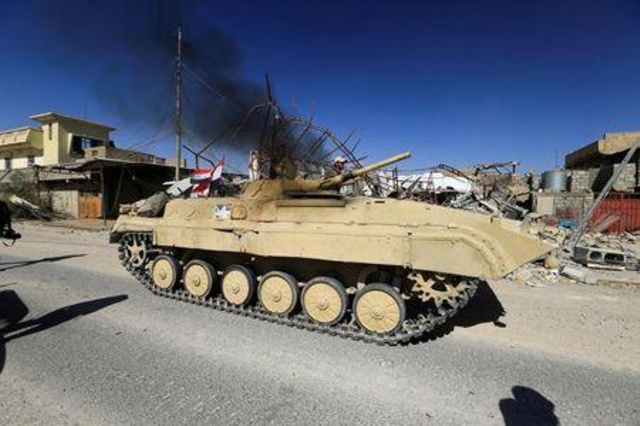دخان يتصاعد خلال اشتباكات بين الجيش العراقي وقوات الحشد الشعبي ضد مقاتلي داعش في تلعفر بالعراق