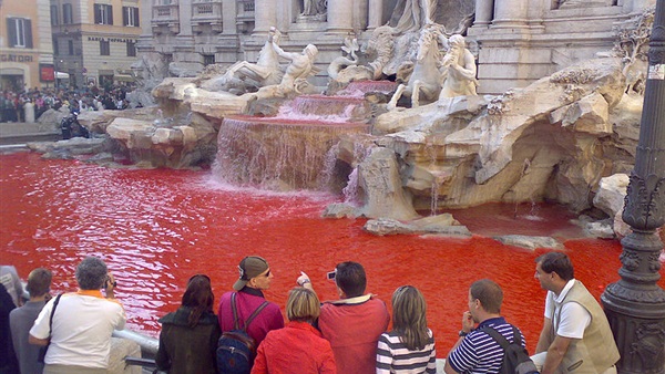 اللون الأحمر في نافورة تريفي التاريخية في روما اليوم الخميس