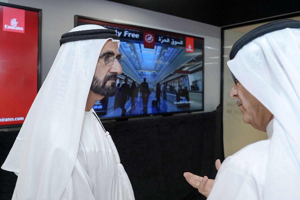الشيخ محمد بن راشد خلال زيارته مختبر طيران الإمارات