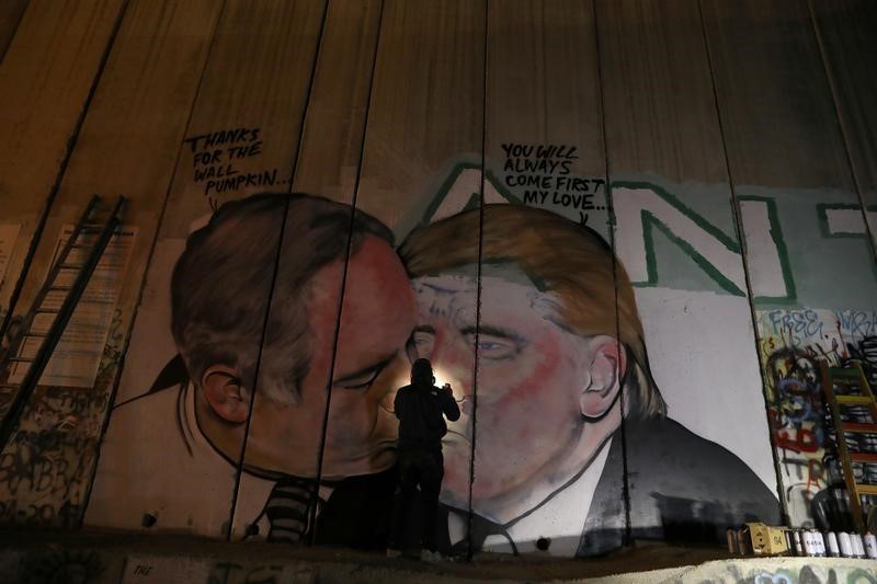 ترامب يقبل رئيس نتنياهو على الجدار العازل الإسرائيلي في الضفة الغربية المحتلة