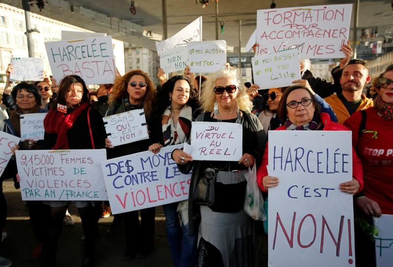 نساء يحملن لافتات خلال تجمع ضد التحرش الجنسي في مرسيليا 