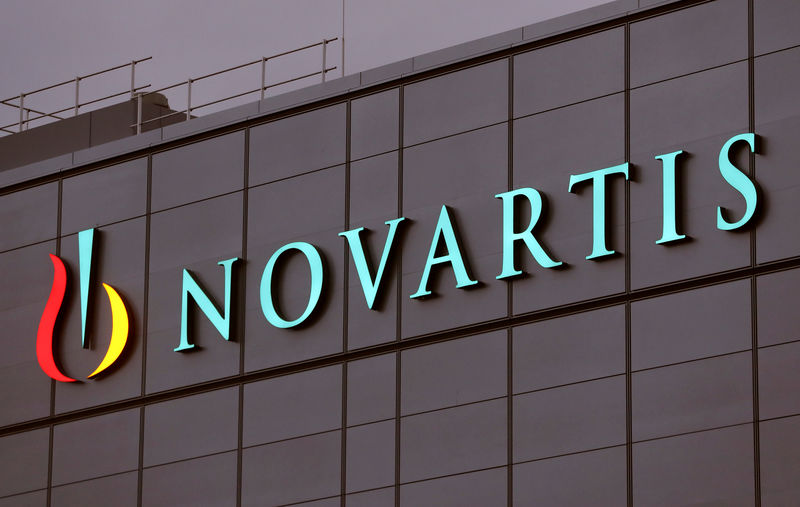 صورة لشعار شركة نوفارتس السويسرية لصناعة الأدوية على أحد مصانع الشركة في سويسرا