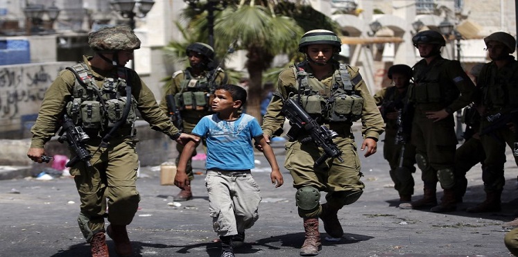 طفل فلسطيني أسيرًا في يد قوات الاحتلال