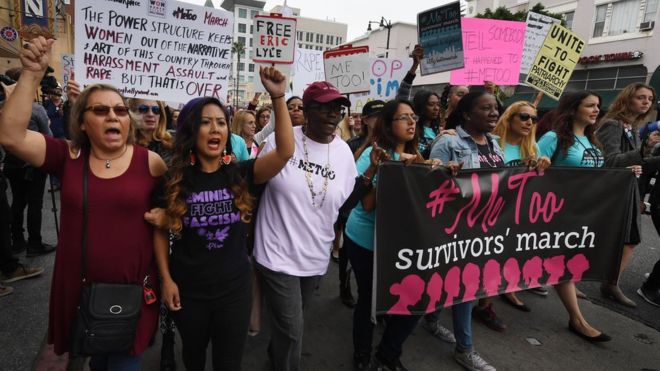 أشخاص يشاركون في مسيرة ضد الانتهاكات الجنسية في هوليوود