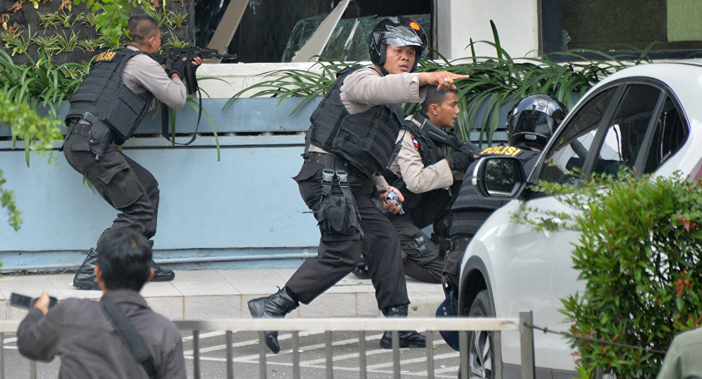 مسلحان بأقواس وسهام يحرقان مركزا للشرطة بإندونيسيا