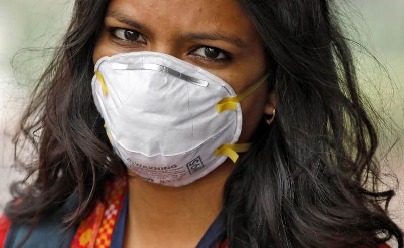 امرأة تضع قناعا للوقاية من الضباب الدخاني في العاصمة الهندية نيودلهي