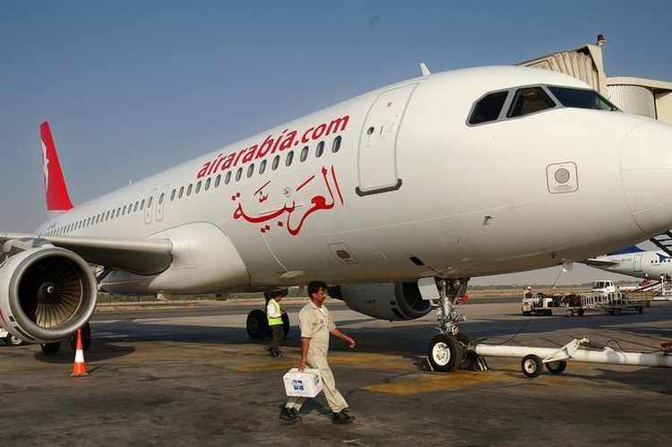 طائرة تابعة لشركة العربية للطيران في مطار الشارقة