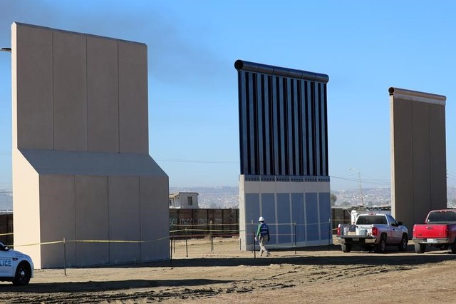 ثلاثة من نماذج أولية ثمانية للجدار الحدودي للرئيس الأمريكي دونالد ترامب قرب الحدود الأمريكية المكسيكية