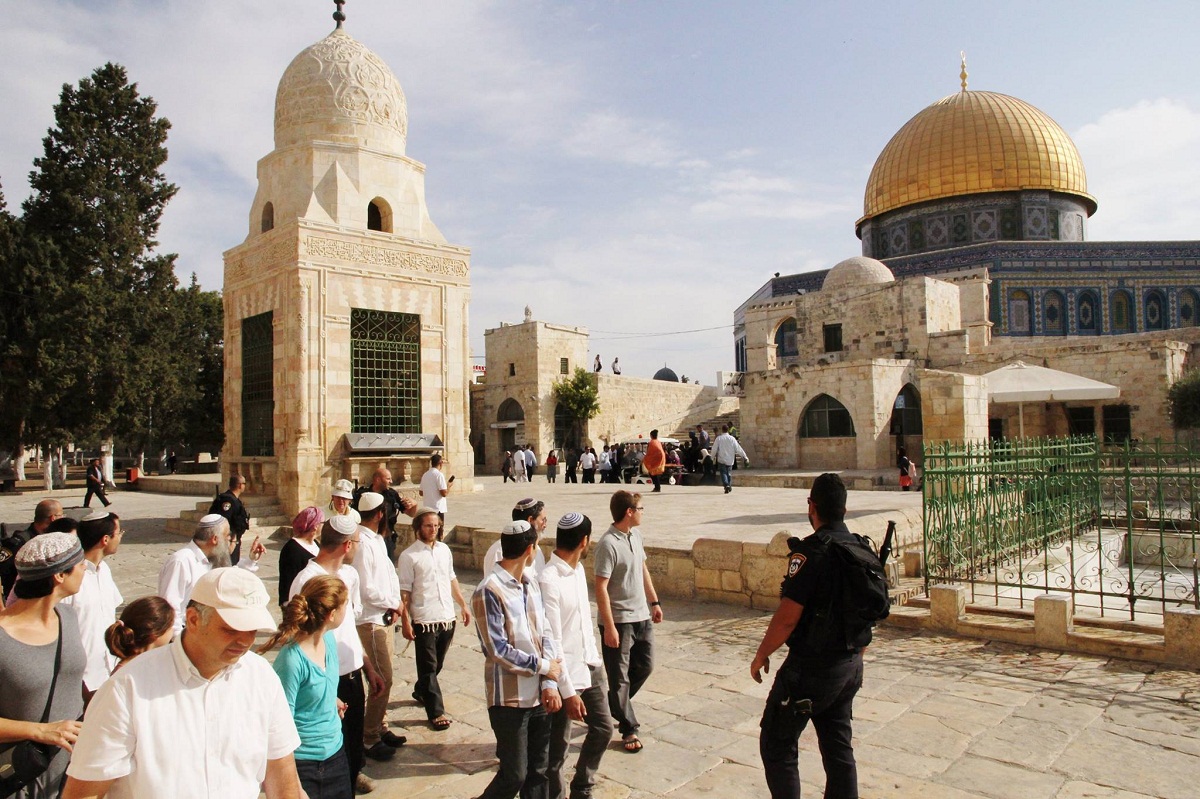 اليهود ينتهكون ساحة المسجد الأقصى