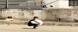 طفل فلسطيني يحمل كيس طحين