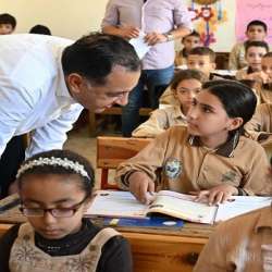 مصطفى مدبولي بأحد الفصول