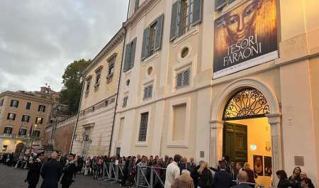 آلاف الزائرين يتوافدون على معرض 