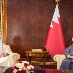 نائب رئيس وزراء البحرين يستقبل وفداً حكومياً إماراتياً