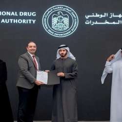 الشيخ زايد بن حمد يكرم الدكتور عمرو عثمان