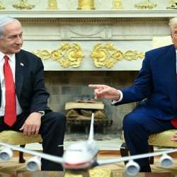 الرئيس الأمريكي دونالد ترامب و رئيس وزراء الاحتلال الإسرائيلي بنيامين نتنياهو