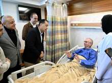 رئيس الوزراء المصري ومريض أجنبي بمستشفى الكرنك