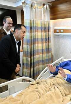 رئيس الوزراء المصري ومريض أجنبي بمستشفى الكرنك