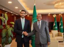 محمود علي يوسف والشيخ شخبوط بن نهيان آل نهيان،