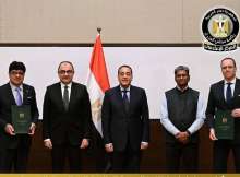 رئيس الوزراء المصري خلال توقيع العقد