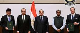 رئيس الوزراء المصري خلال توقيع العقد