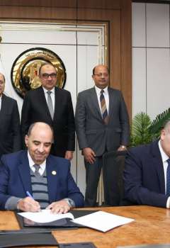 وزير قطاع الأعمال خلال توقيع الاتفاقية