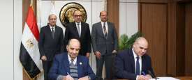 وزير قطاع الأعمال خلال توقيع الاتفاقية