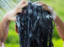 الإفراط في غسل الشعر يسبب جفاف فروة الرأس وتقصفه